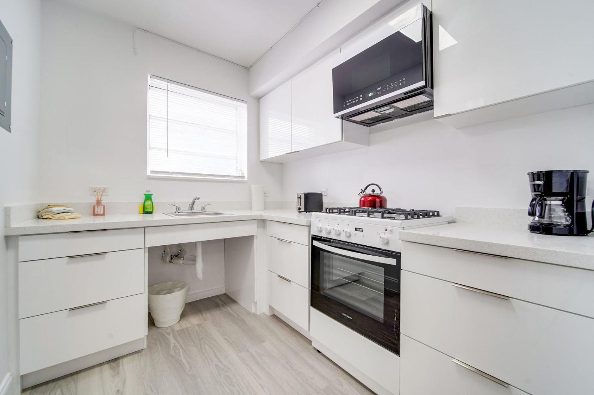 Deco Beachside Apt, W/2 Queen Beds, Washer/Dryer Miami Beach Bagian luar foto