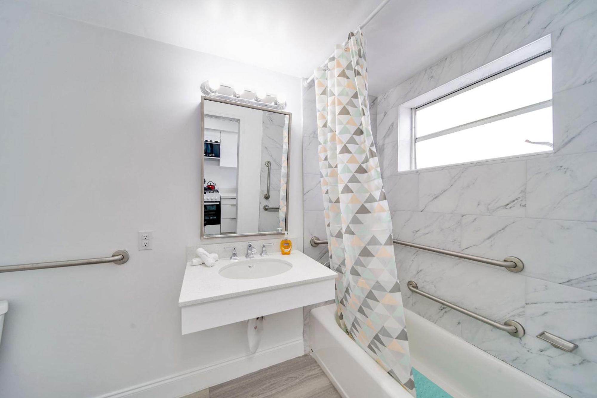 Deco Beachside Apt, W/2 Queen Beds, Washer/Dryer Miami Beach Bagian luar foto